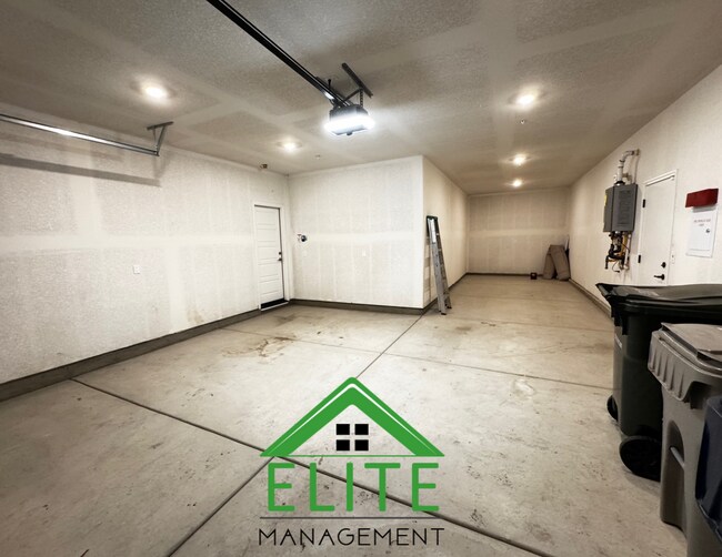 Building Photo - Spacious and Modern 4-Bedroom Home in Desi...