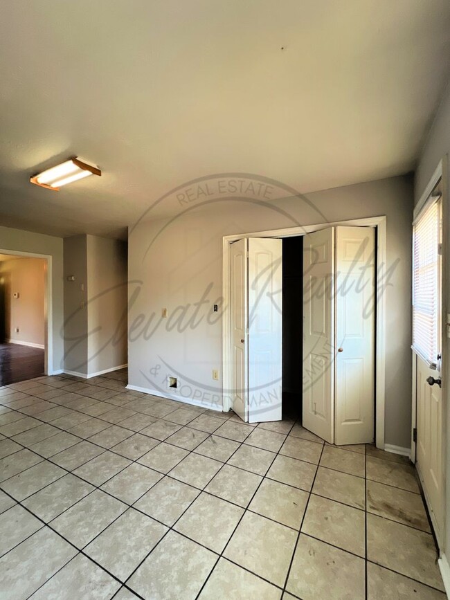 Building Photo - ON SPECIAL: Three Bedroom Ranch with Appli...