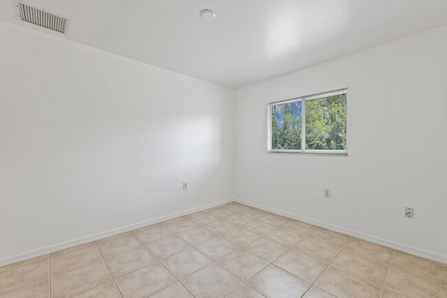 Building Photo - 221 Meadow Rd