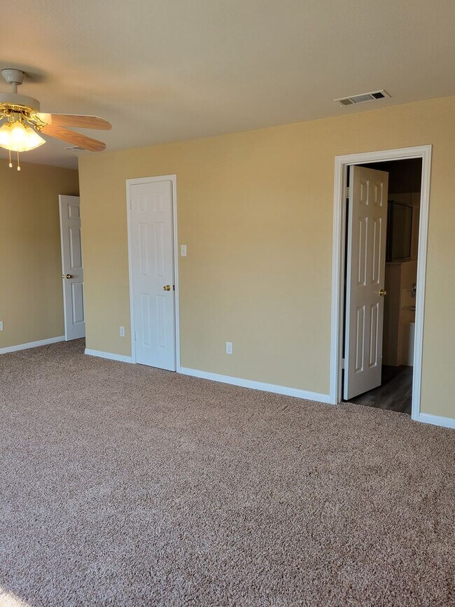 Building Photo - 2611 Echo Dr