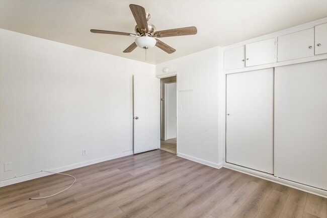 Building Photo - 2 bedroom Duplex with Huge yard!