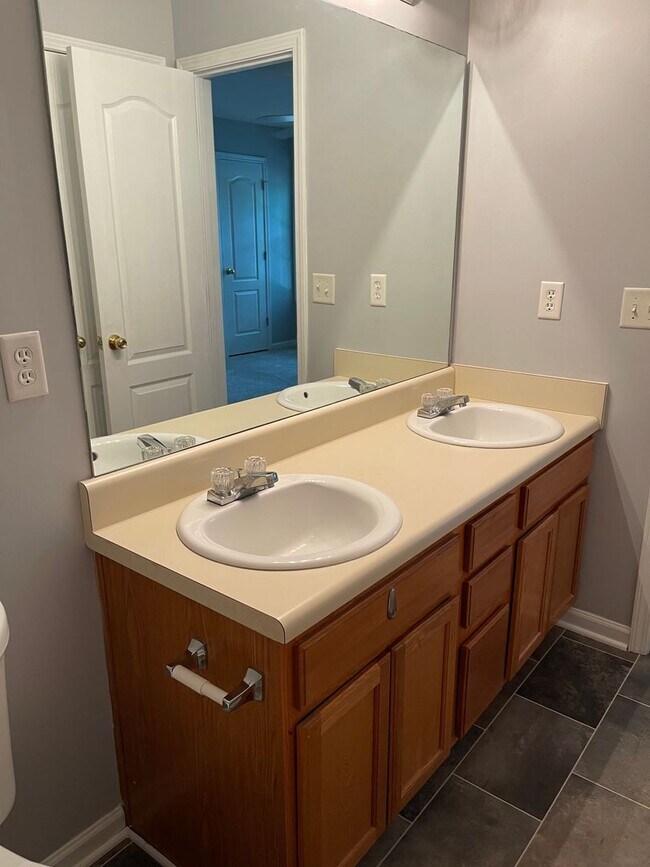 Building Photo - Updated Townhome