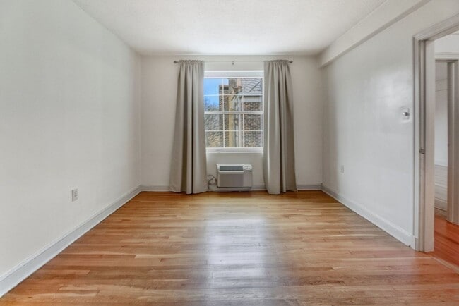 Building Photo - Spacious 1BR/1BA in Fabulous Cathedral Heights neighborhood!