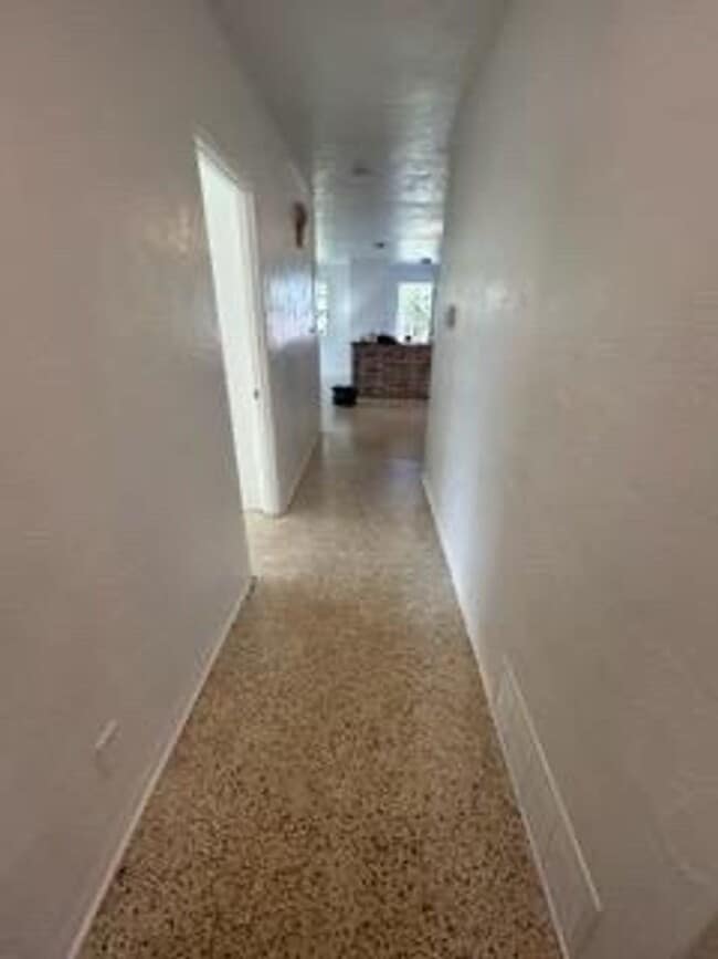 Building Photo - 3 Bed 2 Bathroom Home