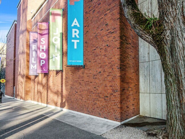 Building Photo - 1221 SW 10th Ave