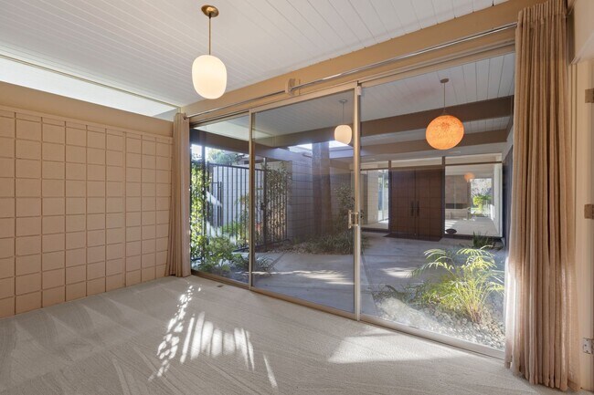 Building Photo - Stunning Mid-Century Modern 4 BR 3 BA with Bonus Room and Office