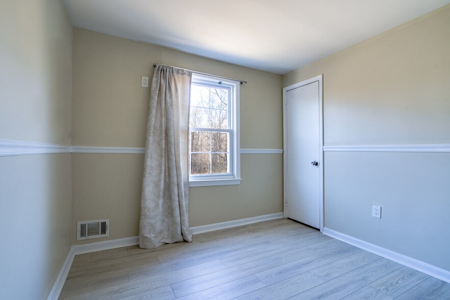 Building Photo - 7913 Central Park Cir