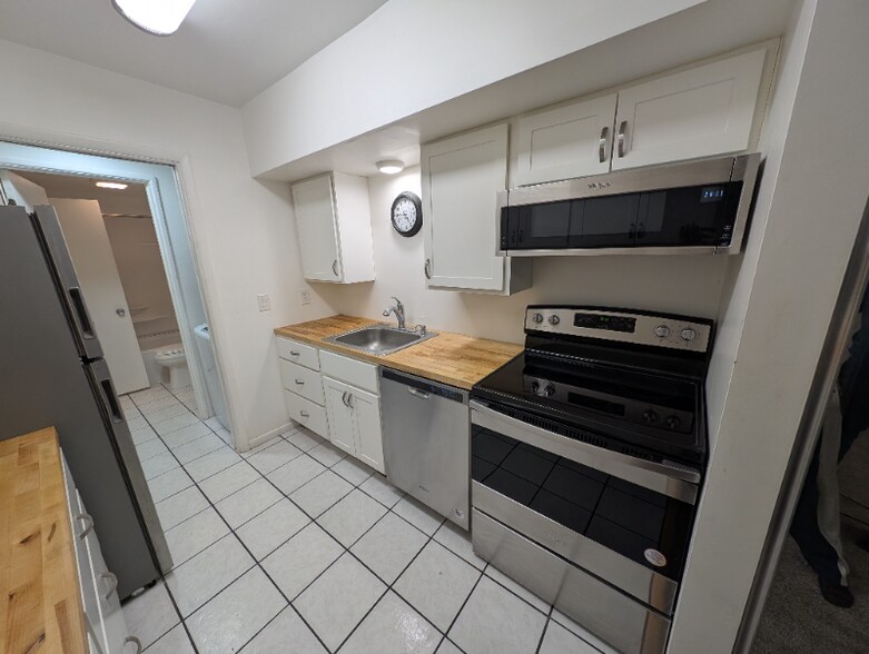 Building Photo - 1071 Lancaster Blvd