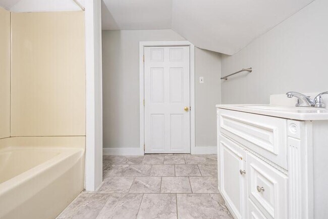 Building Photo - 338 Saratoga St