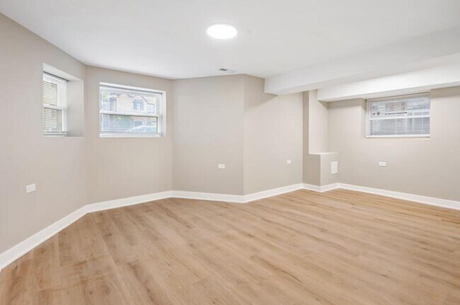 Building Photo - 2 bedroom in Chicago IL 60657