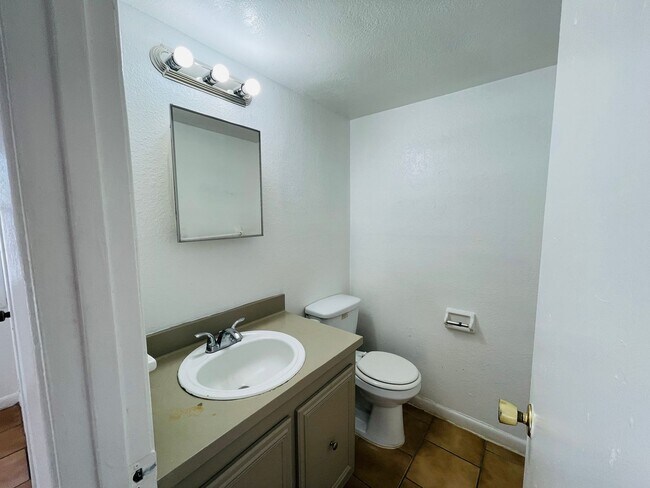 Building Photo - Modern 2BD/1.5BA Condo in Orlando – HOA Community with Lawn Care Included