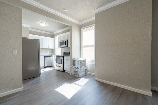 Building Photo - MOVE IN READY 2 Bedroom in the Heart of Oceanview!