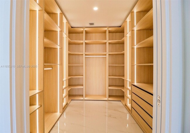 Building Photo - 700 NE 24th St