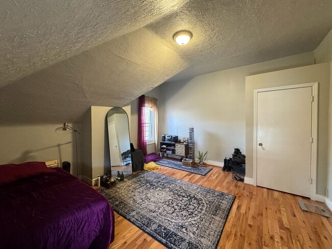 Building Photo - 26 Conklin St