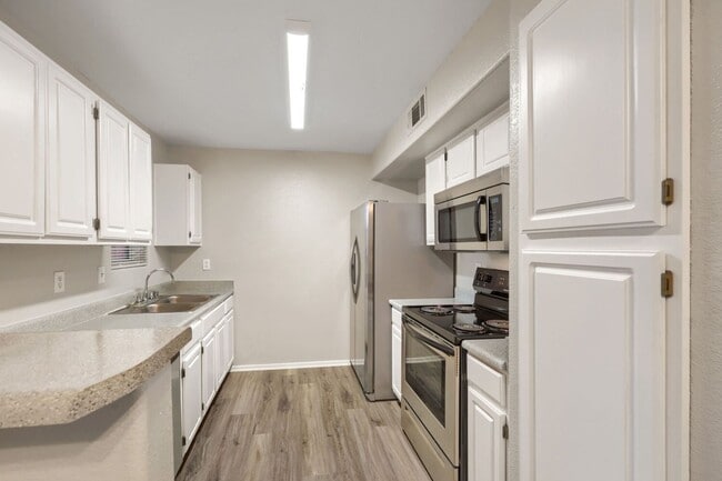 Building Photo - Beautiful 1 Bedroom in Gated Community with a Pool!