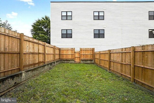 Building Photo - 153 Hermitage St
