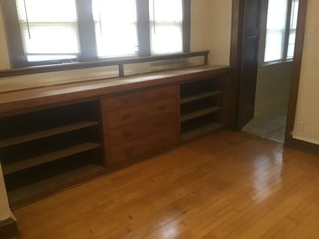 Building Photo - 4 bedroom single family home