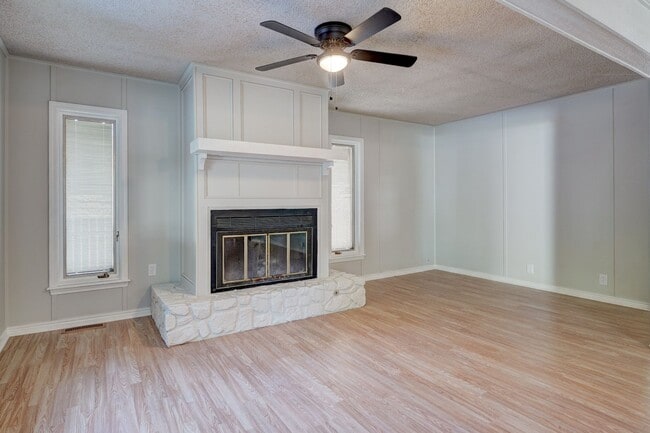 Building Photo - Move-In Ready 4-Bedroom Gem Minutes from D...