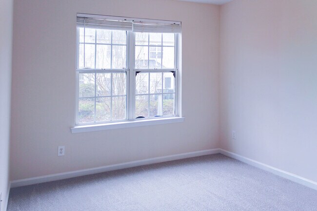 Building Photo - 2204 Valley Haven Dr