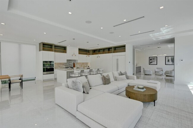 Building Photo - 1111 SE 9th Ave