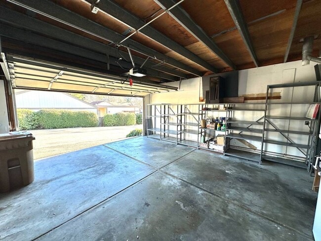 Building Photo - Virginia Hills-3 Bedroom, 2 Bath, Townhome with Garage and Pool