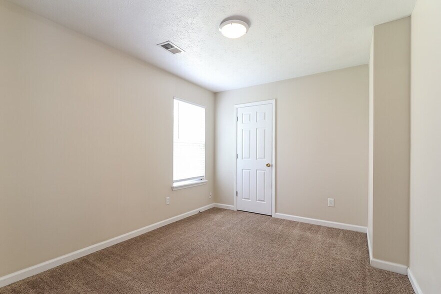 Building Photo - 2669 Lake Park Bend