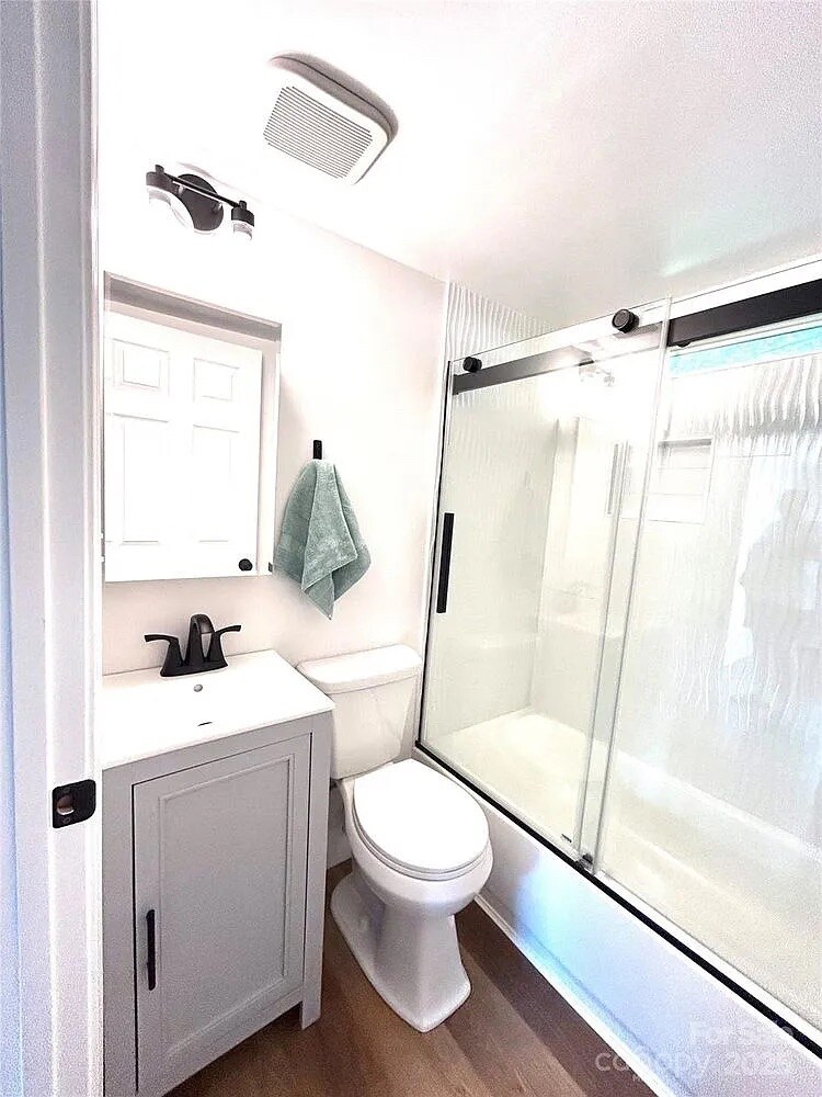 Building Photo - Room in Duplex on Charles Ave