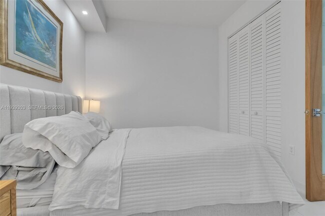 Building Photo - 5701 Collins Ave