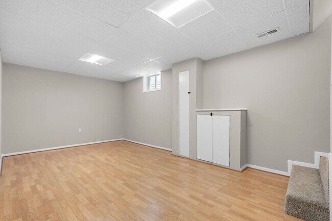 Building Photo - 3 Bed 2.5 Bath - Gaithersburg Townhome - Completely Renovated