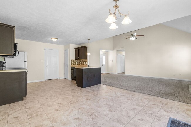 Building Photo - COMING SOON!    Cute home close to shoppin...