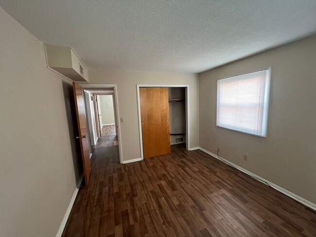 Building Photo - 2 bed 1 Bath Apartment Home located in Spe...