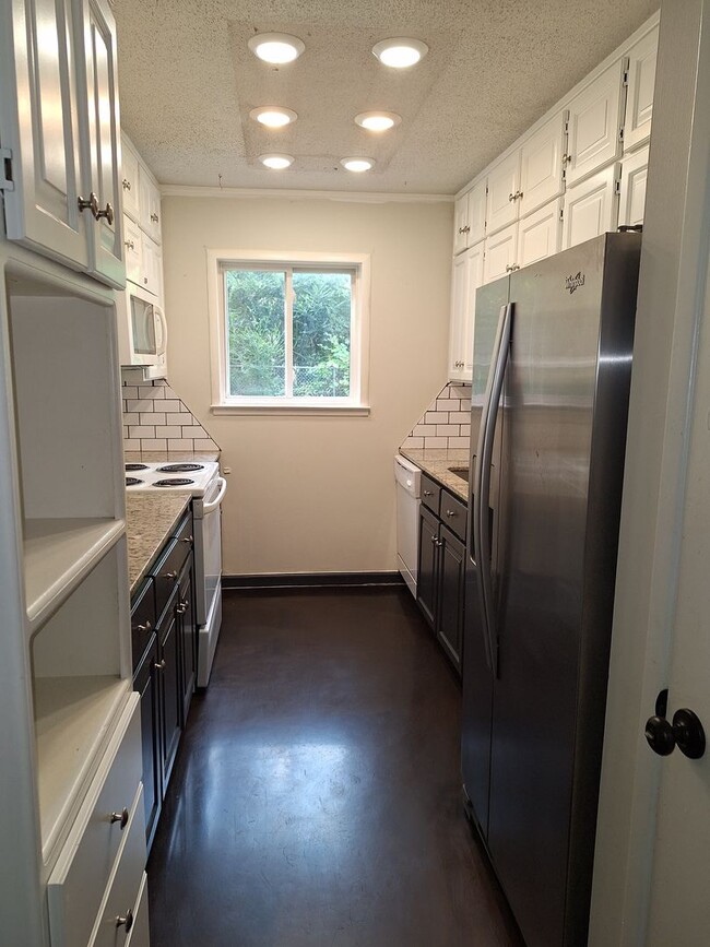 Primary Photo - 4 bedroom 2 bathroom House