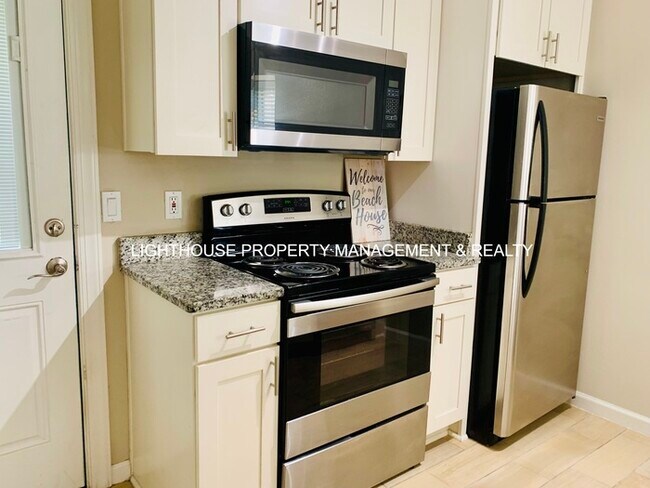 Building Photo - Renovated 2 Bed/1.5 Bath Jax Beach Townhom...