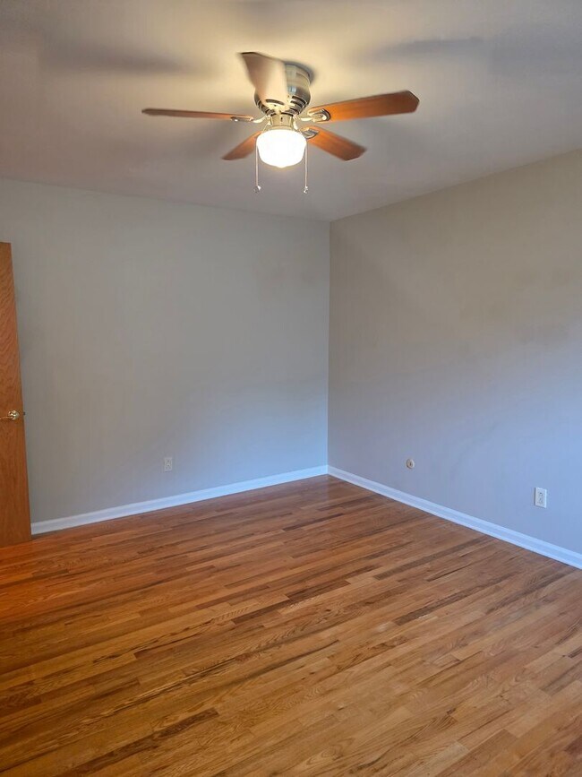 Building Photo - 812 Leeds Ln