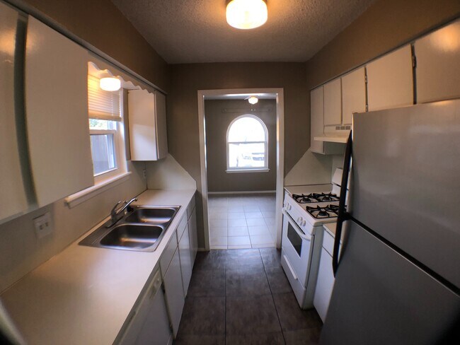 Building Photo - S Elm Ct Duplex