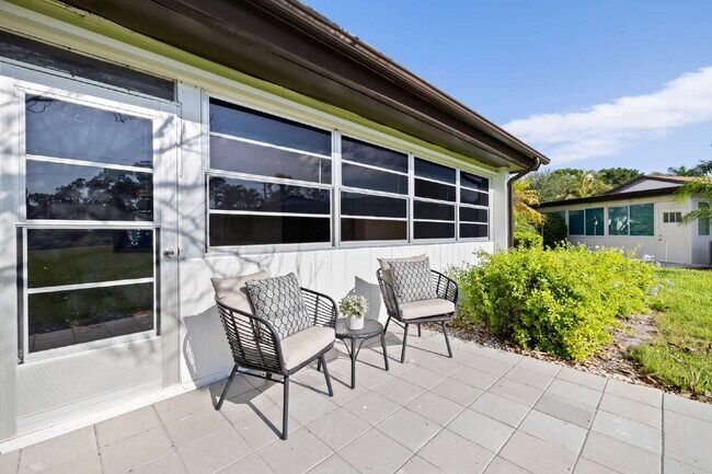 Building Photo - Lakewood - just 10minutes to Downtown Naples!