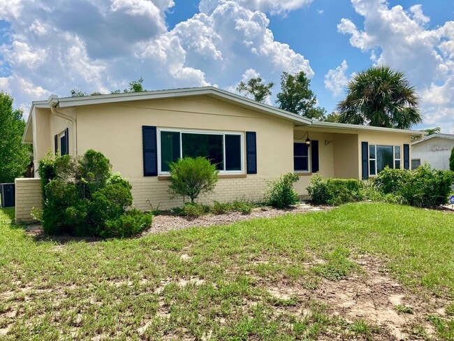 Building Photo - Clean ready to go 2/1 in Beverly Hills!