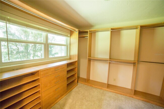 Building Photo - 1009 NW 39th Dr