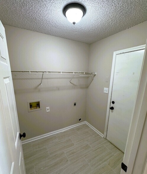 Building Photo - 2250 Lake Hill Ct