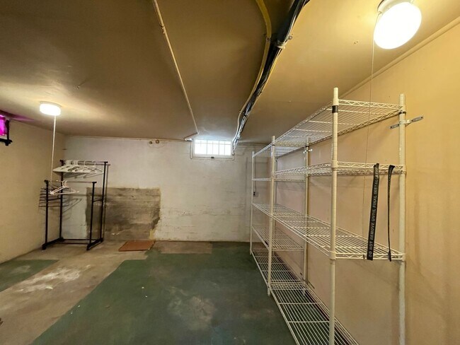 Building Photo - St. Johns 1940s 2Bd 1Ba home with updated Kitchen and a Basement! Features a Stained glass Outdoo...