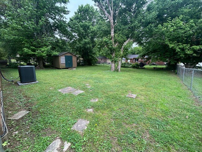 Building Photo - 307 Pinewood St
