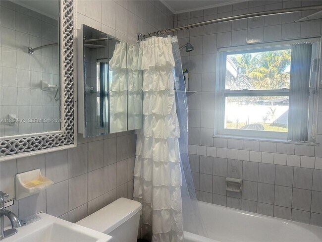 Building Photo - 1935 Arthur St