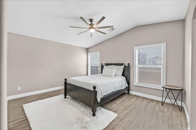 Building Photo - Stunning 3-Bedroom Townhome with Spacious Backyard & Fireplace