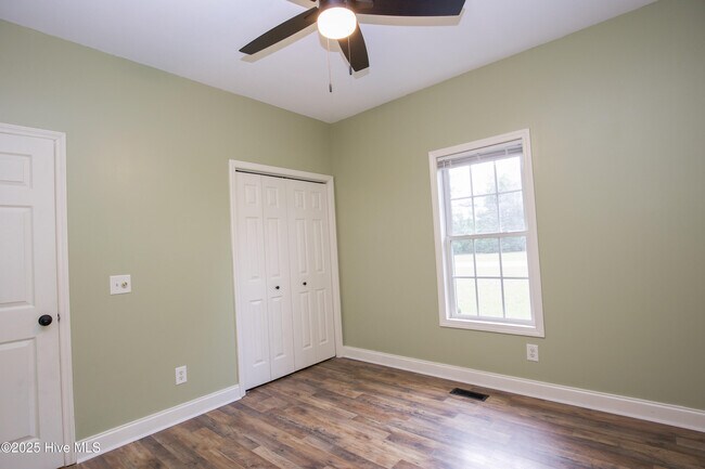 Building Photo - 102 Willow Creek Ln