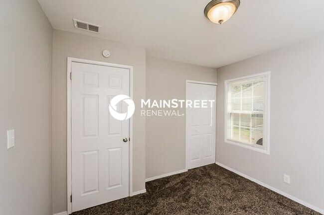 Building Photo - 4 Bedroom Pet-Friendly Home in Louisville, KY with Main Street Renewal