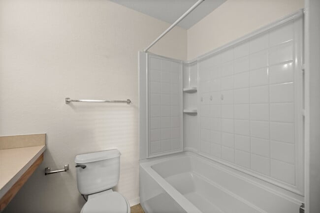 Building Photo - 2BR Townhome in Wynchase | Dual Suites + Screened Lanai