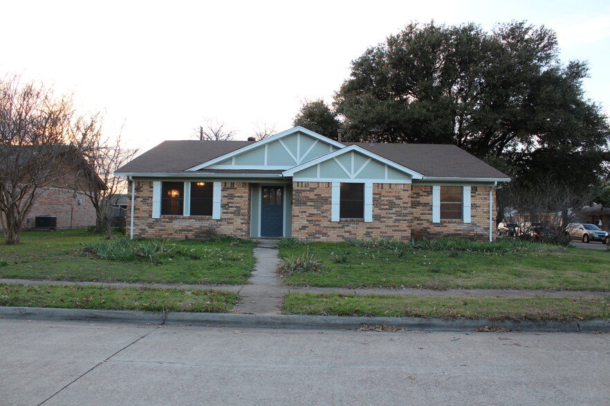 Front View - 1625 Vinecrest Cir