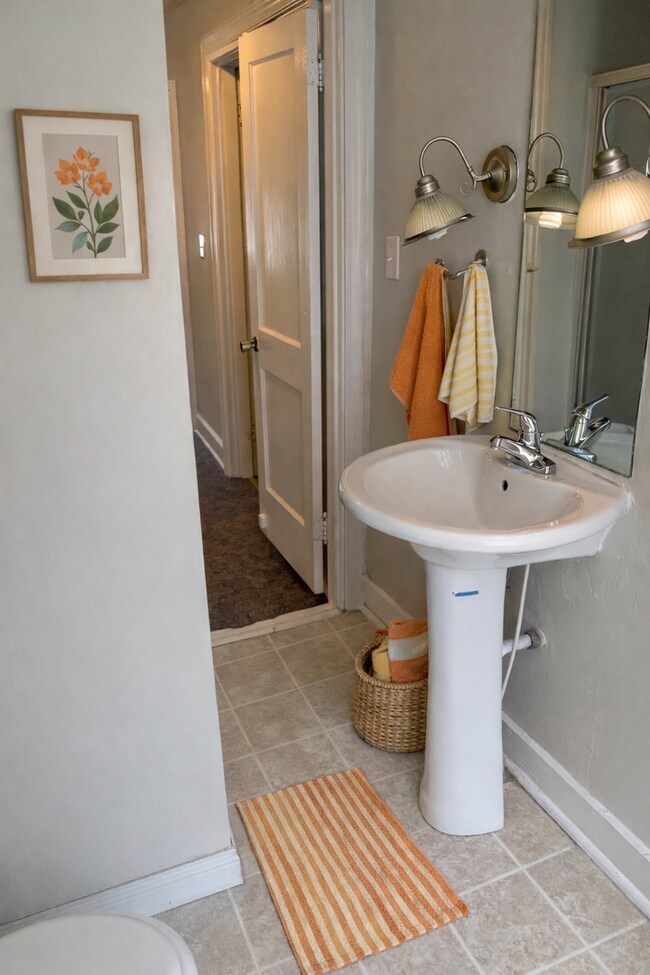 Building Photo - 424 E Maxwell St