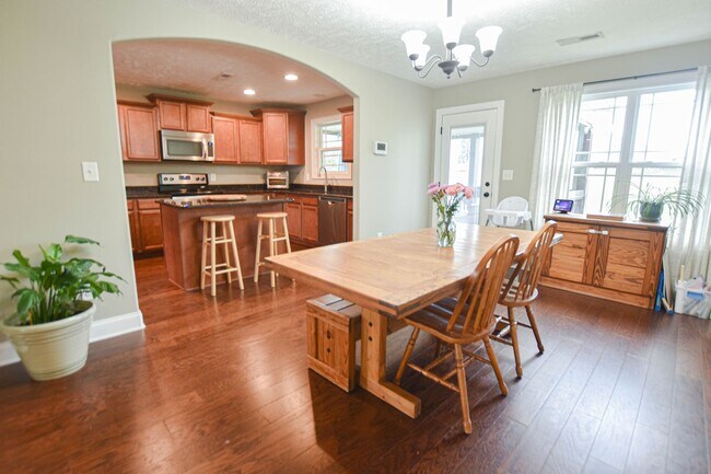 Building Photo - Pet Friendly Four Bedroom with Basement in...