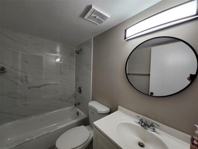 Building Photo - 545 Trace Cir